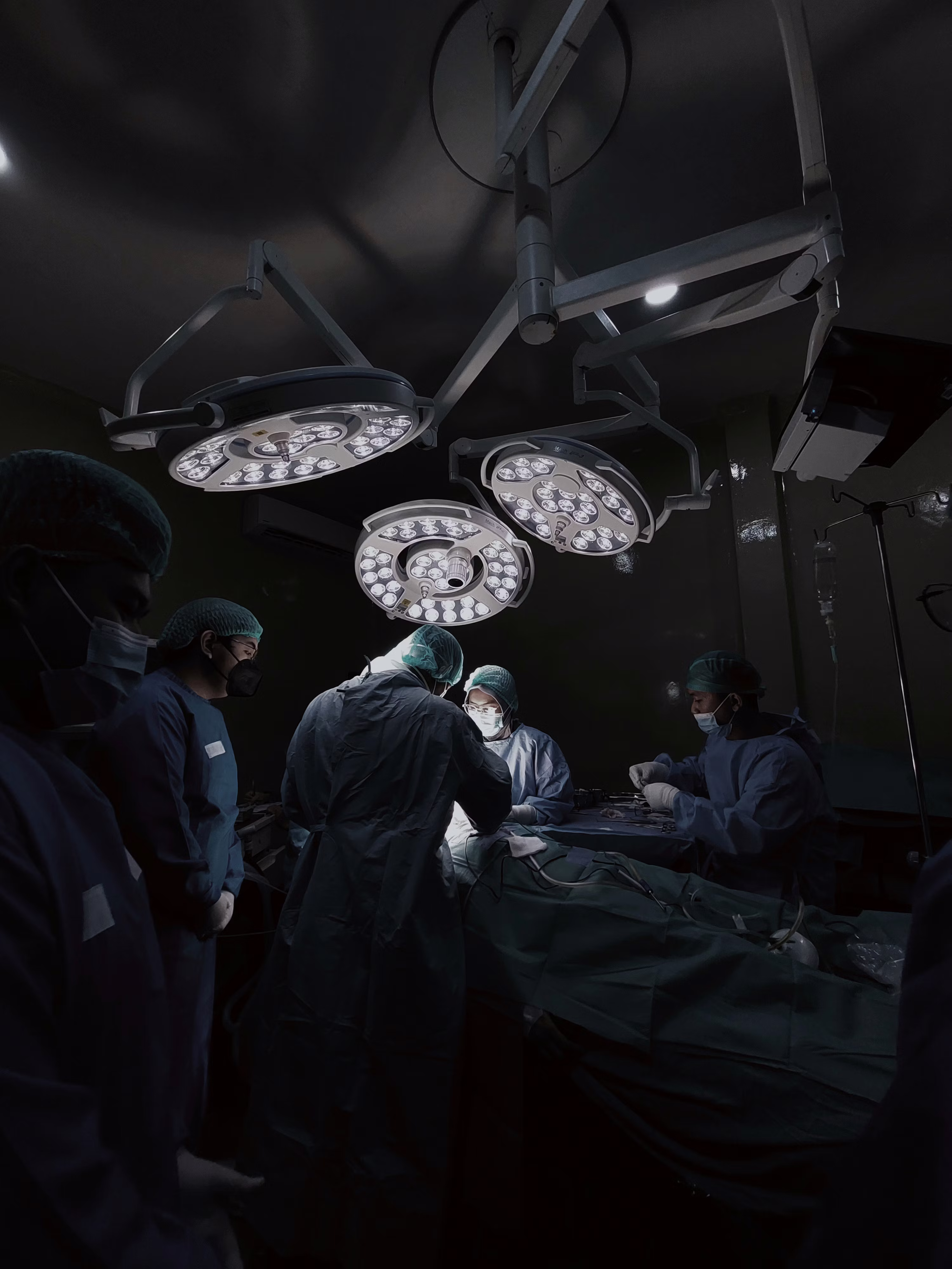 Surgeon with AI assistance